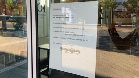 In der Bäckerei in Kassel hängt ein Zettel an der Glastür: darauf steht, dass die Filiale geschlossen ist.