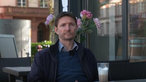 Millionär und Taxmenow-Aktivist Peter Reese auf der Terrasse eines Cafés