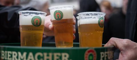 Pfungstädter Bier in Plastikbechern