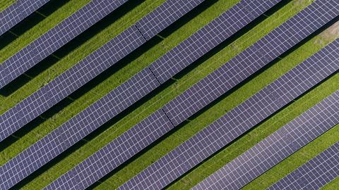 Photovoltaik-Anlage auf einem Feld 