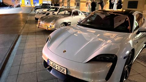 Mehrere Porsche-Modelle stehen auf dem Börsenplatz in Frankfurt
