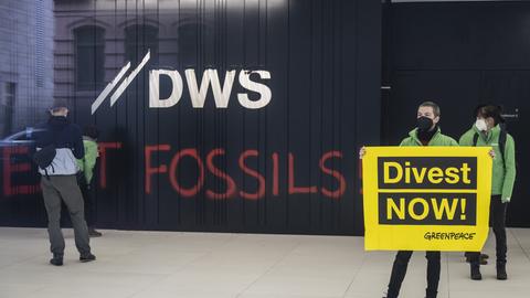 Greenpeace-Aktivisten protestieren gegen das sogenannte "Greenwashing" im Foyer der DWS-Gruppe in Frankfurt.
