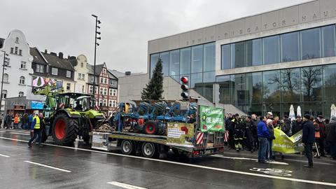 Protestzug mit Traktoren in einer Straße in Marburg