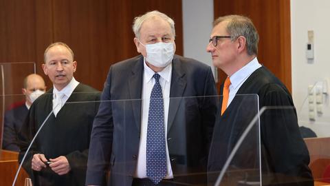 Hanno Berger (M), Angeklagter, steht im Gerichtssaal neben seinen Anwälten Carsten Rubarth (r) und Martin Kretschmer (l)