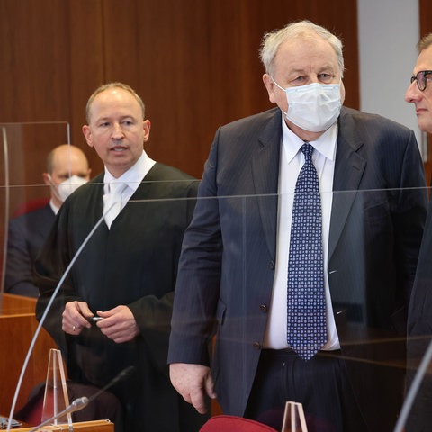 Hanno Berger (M), Angeklagter, steht im Gerichtssaal neben seinen Anwälten Carsten Rubarth (r) und Martin Kretschmer (l)