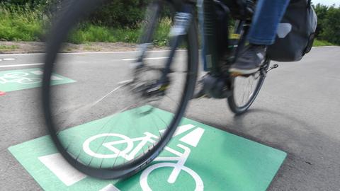 Ein grünes Piktogramm kennzeichnet den Radschnellweg zwischen Frankfurt und Darmstadt