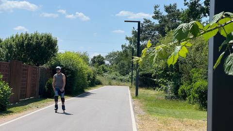 Der Radschnellweg Frankfurt-Darmstadt - er wird nicht nur von Radfahrern genutzt - hier ist ein Inlineskater unterwegs. 