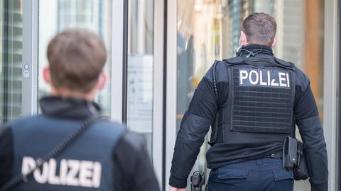 Polizeibeamte gehen in die Zentrale des Deutschen Fußball-Bundes in Frankfurt, in der eine Hausdurchsuchung stattfindet.
