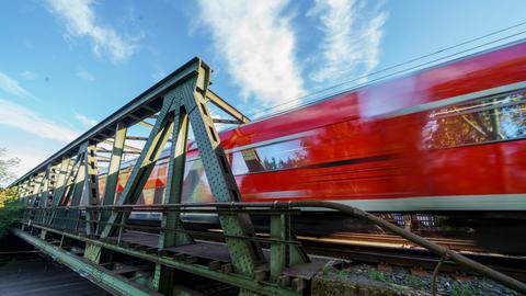 Ein Zug fährt über die Main-Neckar-Brücke.