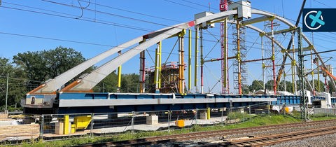 Neu gebaute Eisenbahnbrücke für die Regionaltangente West nahe des Bahnhofs Frankfurt-Stadion