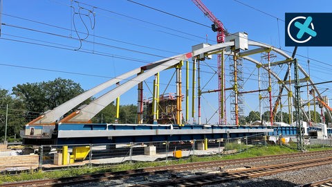 Neu gebaute Eisenbahnbrücke für die Regionaltangente West nahe des Bahnhofs Frankfurt-Stadion