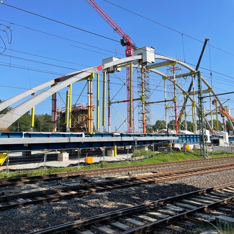 Nieuw aangelegde spoorbrug voor de regionale Tangente West nabij het Bahnhofs Frankfurt Stadion