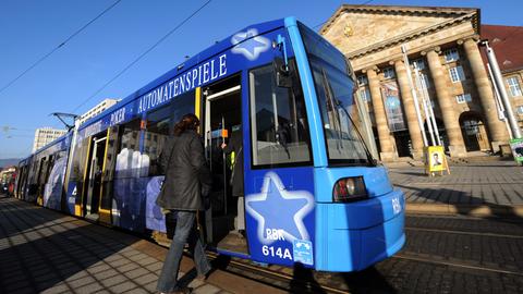 Straßenbahn in Kassel steht an Haltestelle