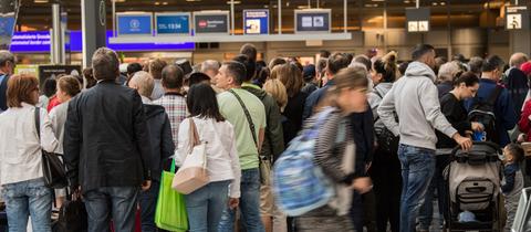 Passagiere am Flughafen Frankfurt