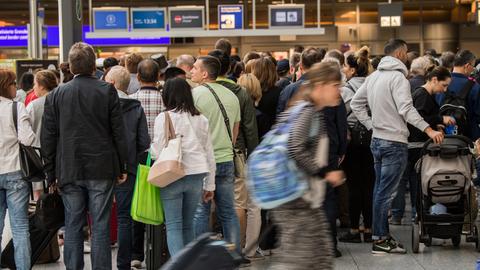 Passagiere am Flughafen Frankfurt