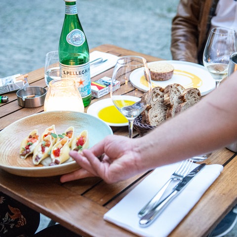 Ein Kellner serviert Essen in einem Restaurant.