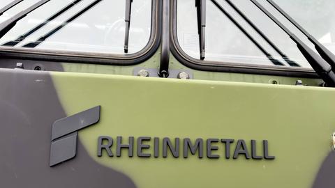 Schriftzug "Rheinmetall" an einer KFZ-Karrosserie