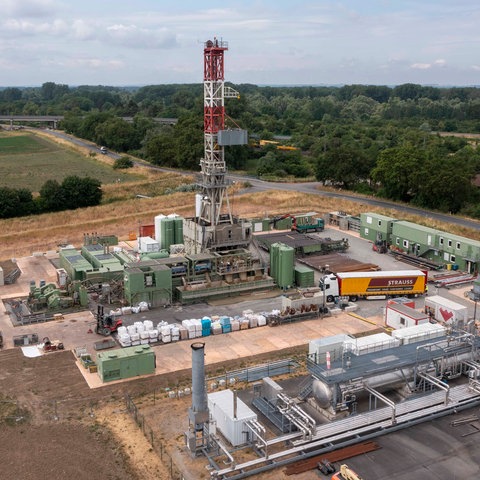 Das Gelände der Rhein Petroleum GmbH mit dem Turm für Erkundungsbohrungen.