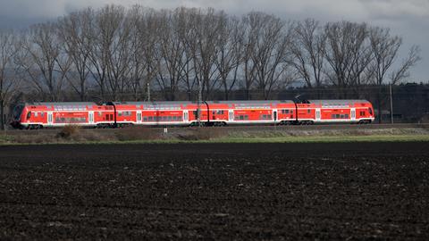 Ein Regional-Express fährt auf der Riedbahn genannten Bahnstrecke Mannheim-Frankfurt am Bahnhof Lampertheim. 