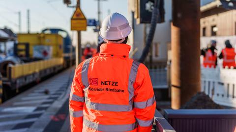 Ein Mitarbeiter der DB Netze Korridor Riedbahn verfolgt die Arbeiten. Die Riedbahn zwischen Frankfurt am Main und Mannheim soll generalsaniert werden. Derzeit laufen noch die vorbereitenden Arbeiten, die Deutsche Bahn (DB) informiert auf einem Pressetermin über den aktuellen Stand.