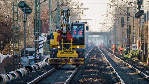 Ein Baufahrzeug fährt auf dem gesperrten Streckenabschnitt. Die Riedbahn zwischen Frankfurt am Main und Mannheim soll generalsaniert werden. Derzeit laufen noch die vorbereitenden Arbeiten, die Deutsche Bahn (DB) informiert auf einem Pressetermin über den aktuellen Stand.