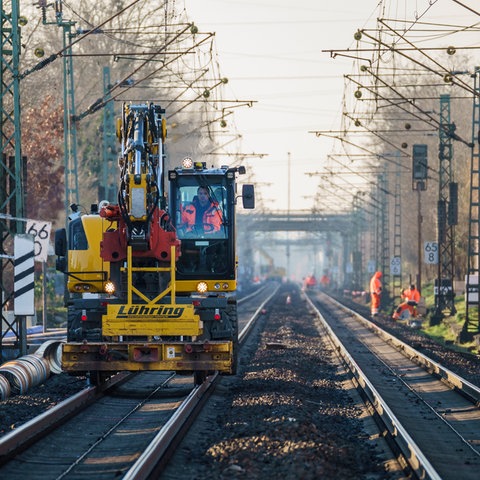 Ein Baufahrzeug fährt auf dem gesperrten Streckenabschnitt. Die Riedbahn zwischen Frankfurt am Main und Mannheim soll generalsaniert werden. Derzeit laufen noch die vorbereitenden Arbeiten, die Deutsche Bahn (DB) informiert auf einem Pressetermin über den aktuellen Stand.