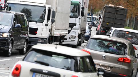 Stau in der Straße Im Erlenbruch in Frankfurt