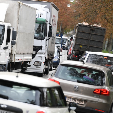 Stau in der Straße Im Erlenbruch in Frankfurt