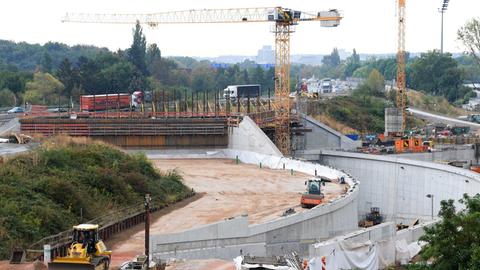 Bauarbeiten am Autobahndreieck Erlenbruch mit Zufahrt zum geplanten Riederwaldtunnel in Frankfurt
