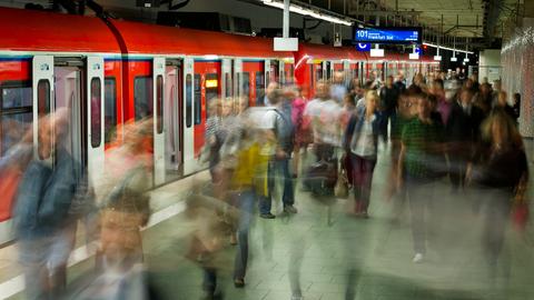 Viele Menschen verlassen eine gerade eingefahrene S-Bahn im unteren Teil des Hauptbahnhofs in Frankfurt