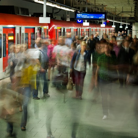 Viele Menschen verlassen eine gerade eingefahrene S-Bahn im unteren Teil des Hauptbahnhofs in Frankfurt