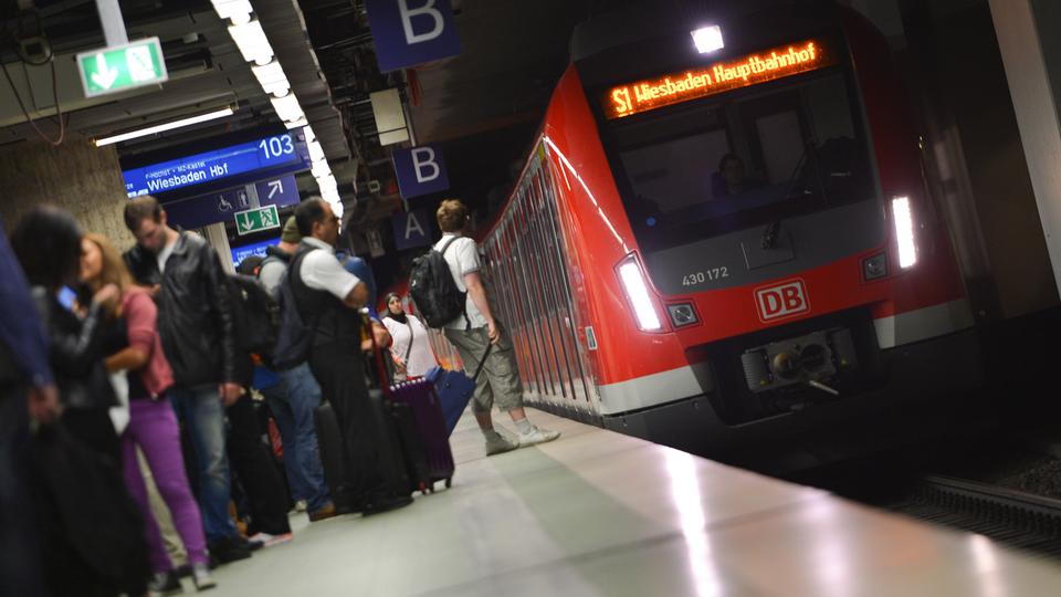 RMV-Fahrplanwechsel: Gateway Gardens geht ans S-Bahn-Netz - hessenschau.de