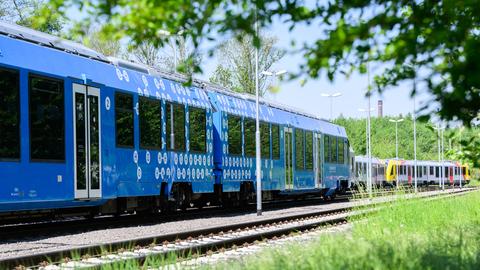 Ein Wasserstoffzug Coradia iLint des Zugherstellers Alstom steht auf dem Werksgelände. 