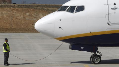 Ryanair-Flugzeug auf Flughafen-Vorfeld