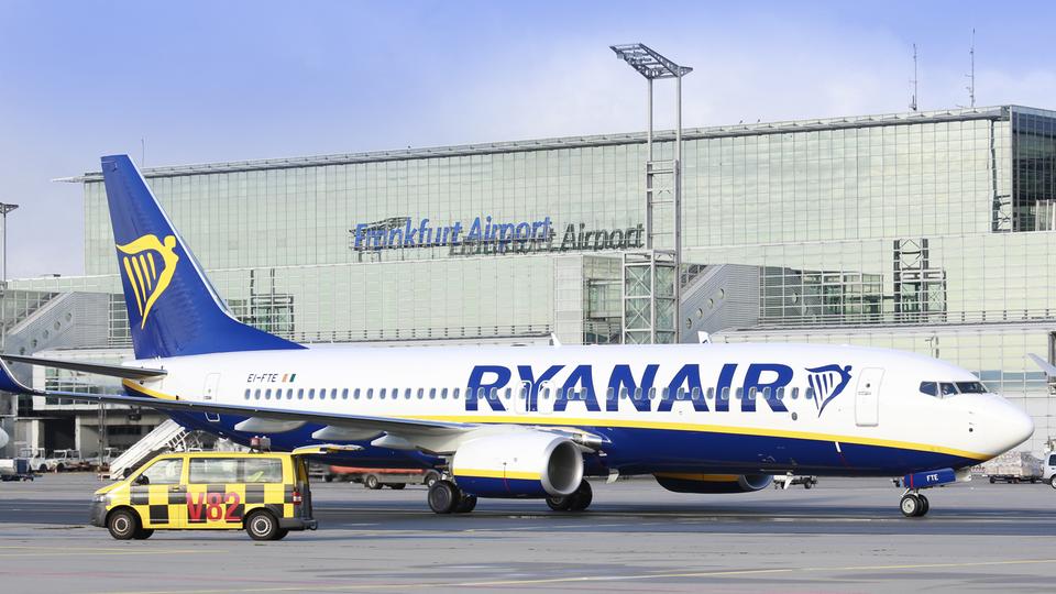 Ryanair-Flugzeug auf Frankfurter Flughafen