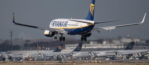 Die erste Ryanair-Maschine landet in Frankfurt.