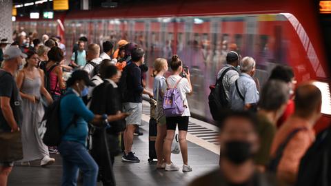 ,Menschen warten auf S-Bahn