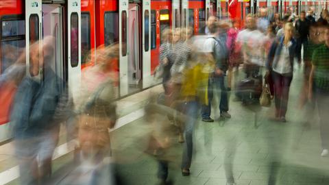 Viele Menschen verlassen eine gerade eingefahrene S-Bahn im unteren Teil vom Hauptbahnhof in Frankfurt.