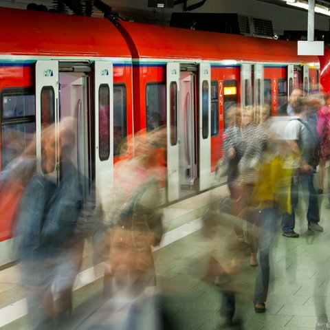Viele Menschen verlassen eine gerade eingefahrene S-Bahn im unteren Teil vom Hauptbahnhof in Frankfurt.