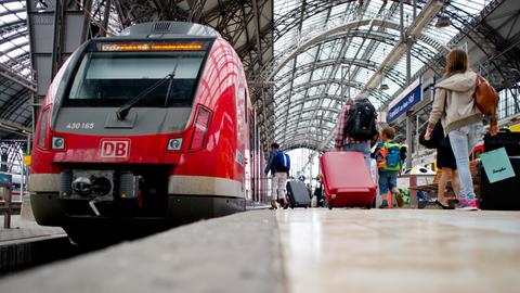 Reisende steigen am Hauptbahnhof in Frankfurt in eine S-Bahn mit Ziel Wiesbaden