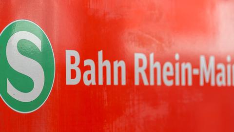S-Bahn-Wagen mit Aufschrift "S-Bahn Rhein-Main"