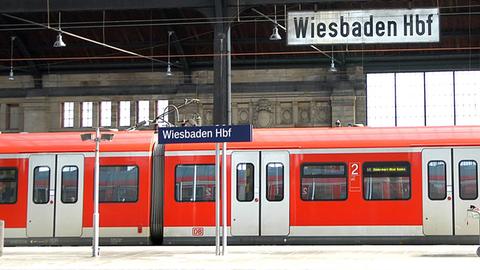 Eine S-Bahn steht im Wiesbadener Hbf