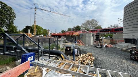 Die S-Bahn fährt aktuell noch über die alte Niddabrücke, davor steht bereits ein Teil der neuen.