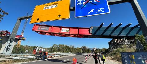 Abgeklebte Autobahnschilder und der Blick auf die Großbaustelle