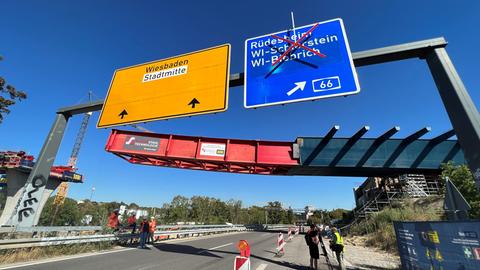 Abgeklebte Autobahnschilder und der Blick auf die Großbaustelle