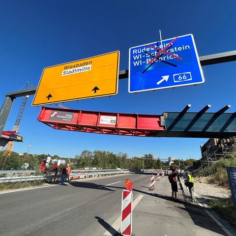 Abgeklebte Autobahnschilder und der Blick auf die Großbaustelle