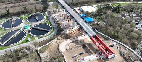 Salzbachtalbrücke: Der Brückenschluss sollte am Abend erfolgen.