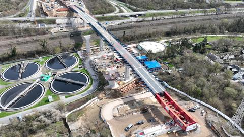 Salzbachtalbrücke: Der Brückenschluss sollte am Abend erfolgen.