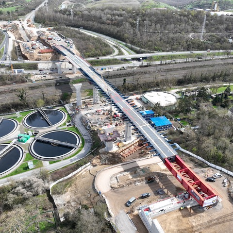 Salzbachtalbrücke: Der Brückenschluss sollte am Abend erfolgen.