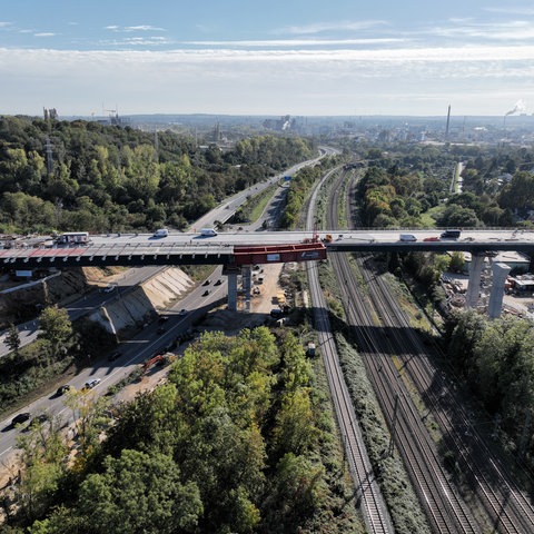 Die Brücke läuft von links nach rechts durchs Bild, der hintere Teil ist bereits fertig gebaut und asphaltiert, vorne wird noch gebaut. 